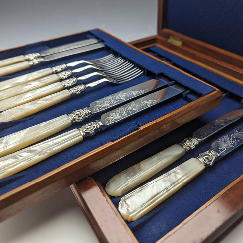 1870 年左右英國古董白色珍珠貝柄甜品餐具 8 對套裝木盒裝